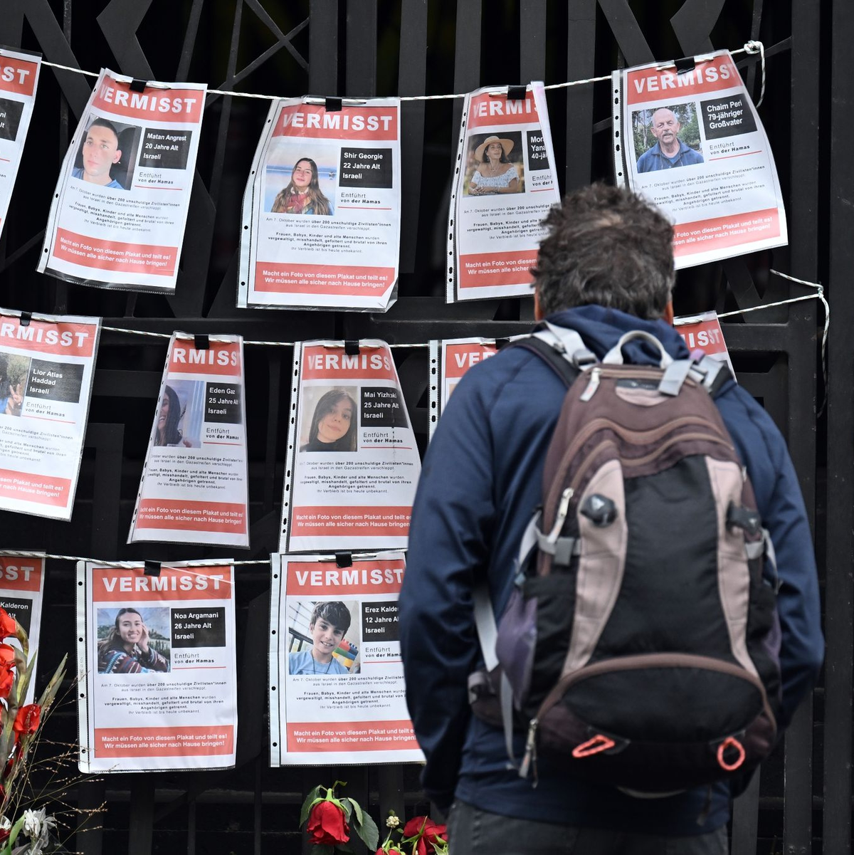 Bilder von in den Gazastreifen entführten Menschen hängen an einer Kölner Synagoge. - Foto: Federico Gambarini/dpa
