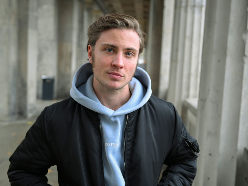 Einen ganzen Tag lang nur unter dem Tisch essen - für Jannik Schümann ein großer Spaß. - Foto: Jens Kalaene/dpa