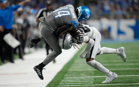Detroit Lions Wide Receiver Amon-Ra St. Brown (14) wird von Las Vegas Raiders Safety Tre'von Moehrig (25) aus dem Spielfeld gedrängt. - Foto: Paul Sancya/AP