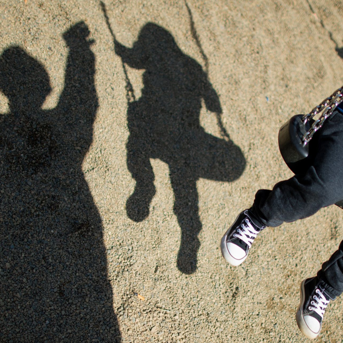 Ein Elternteil bewegt sich mit seinem Kind - der Optimalfall. - Foto: Julian Stratenschulte/dpa