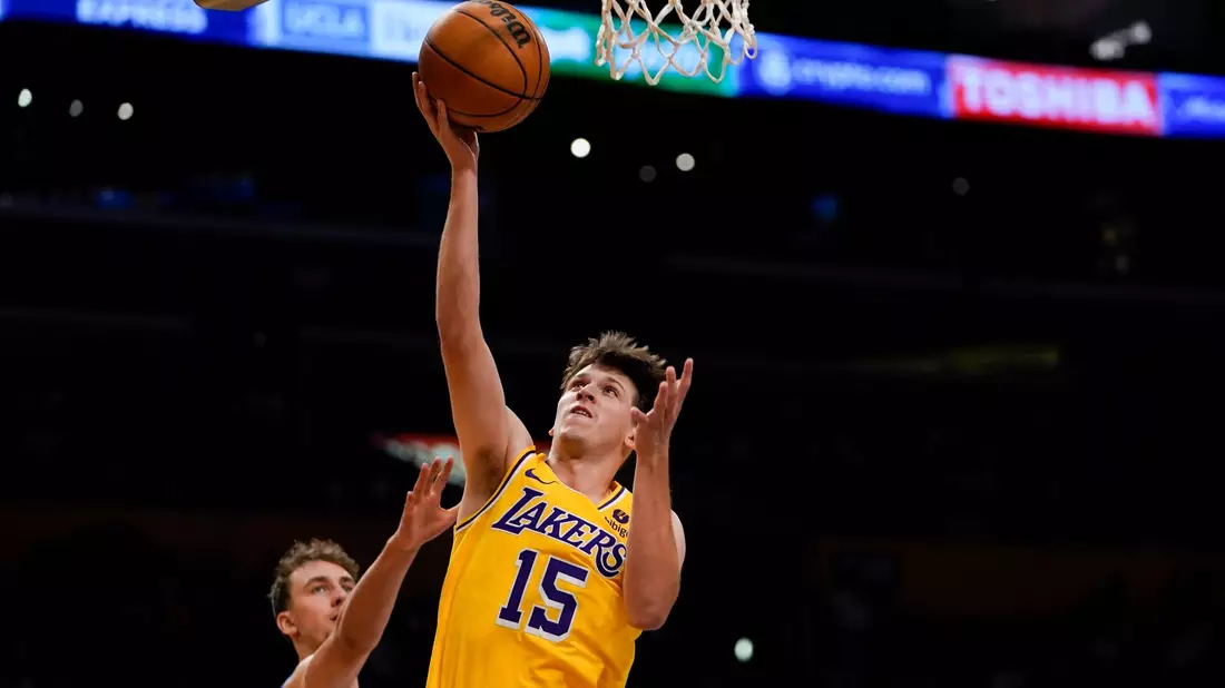 Franz Wagner (l) kommt gegen Lakers-Profi Austin Reaves zu spät. - Bild: Ryan Sun/AP/dpa