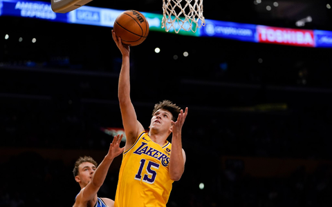 Franz Wagner (l) kommt gegen Lakers-Profi Austin Reaves zu spät. - Foto: Ryan Sun/AP/dpa