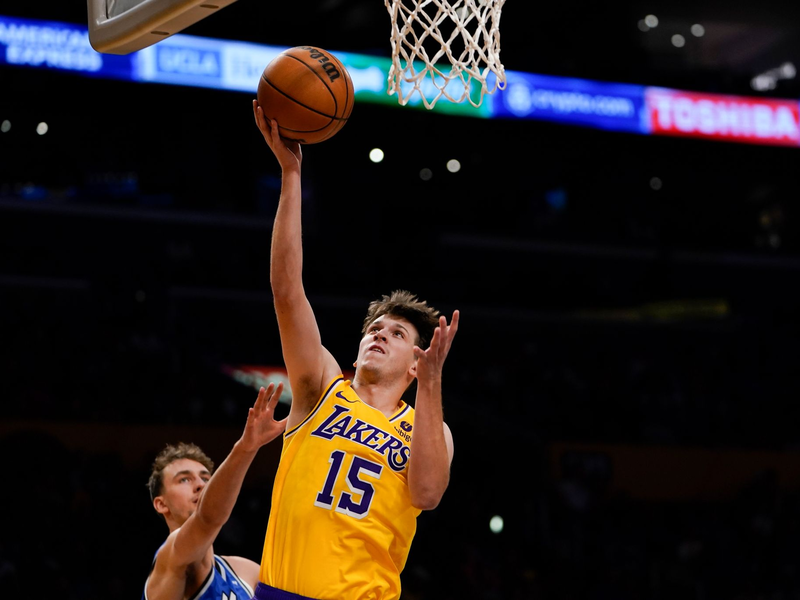 Franz Wagner (l) kommt gegen Lakers-Profi Austin Reaves zu spät. - Foto: Ryan Sun/AP/dpa