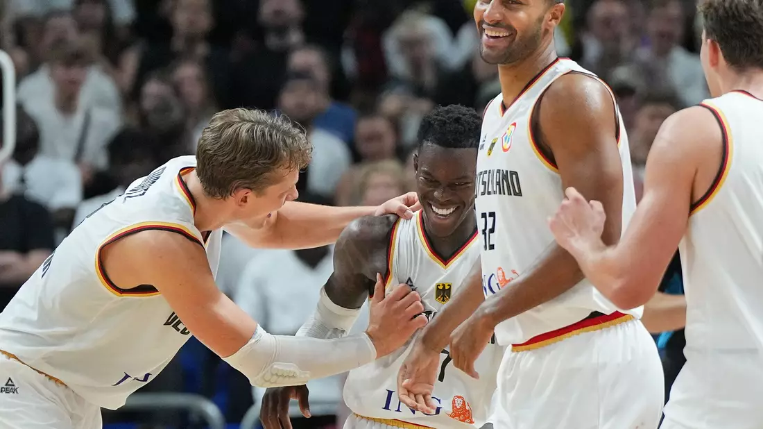 Moritz Wagner (l) hatte bei der WM zusammen mit Dennis Schröder (M.) den Titel geholt. - Bild: Soeren Stache/dpa