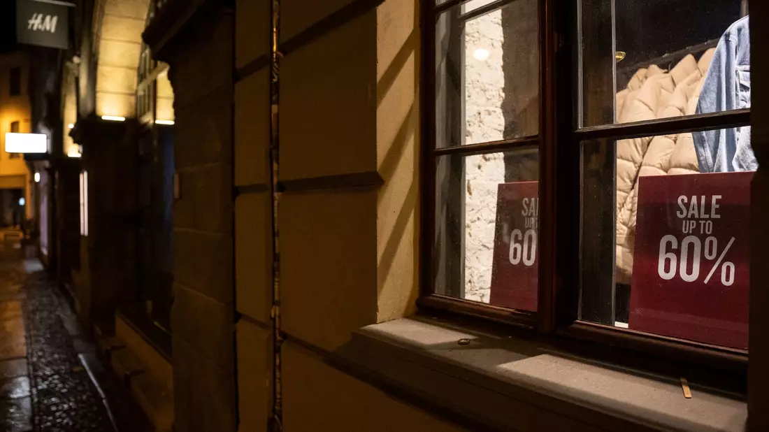 Ein Rabatt-Hinweisschild im Schaufenster eines Bekleidungsgeschäfts. - Bild: Hannes P. Albert/dpa