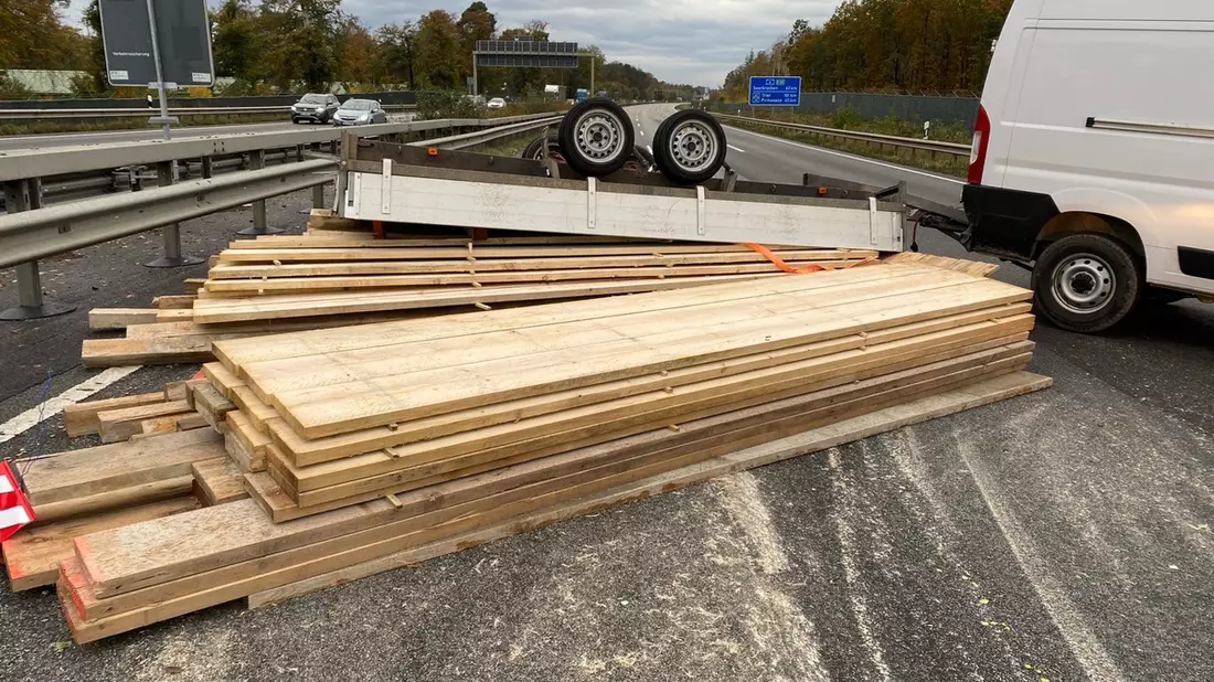 POL-PDKL: Anhänger umgestürzt - Ladung über die Fahrbahn verteilt - Bild: presseportal.de