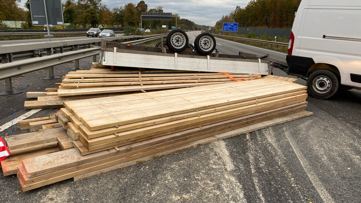 POL-PDKL: Anhänger umgestürzt - Ladung über die Fahrbahn verteilt - Foto: presseportal.de