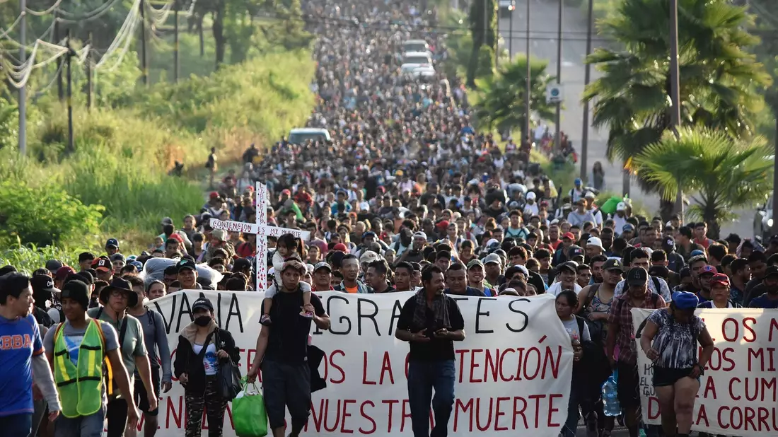 Migranten, die sich nach eigenen Angabe eine längere Wartezeit nicht leisten können, machen sich in einer Karawane auf den Weg Richtung USA. - Bild: Edgar Clemente/AP