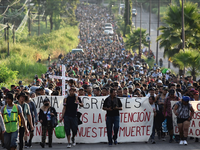 Migranten, die sich nach eigenen Angabe eine längere Wartezeit nicht leisten können, machen sich in einer Karawane auf den Weg Richtung USA. - Foto: Edgar Clemente/AP
