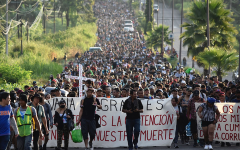 Migranten, die sich nach eigenen Angabe eine längere Wartezeit nicht leisten können, machen sich in einer Karawane auf den Weg Richtung USA. - Foto: Edgar Clemente/AP