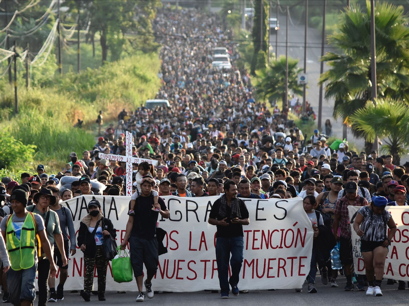 Migranten, die sich nach eigenen Angabe eine längere Wartezeit nicht leisten können, machen sich in einer Karawane auf den Weg Richtung USA. - Foto: Edgar Clemente/AP