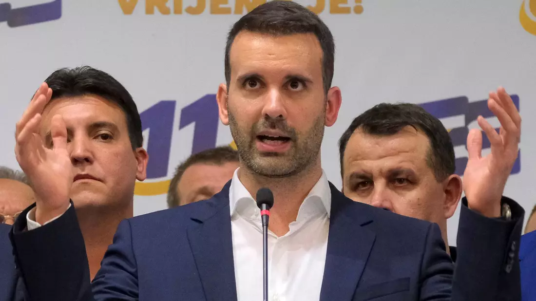 Führt die neue Regierung in Montenegro mit Belgrad-Verbündeten: Milojko Spajic. - Bild: Risto Bozovic/AP/dpa