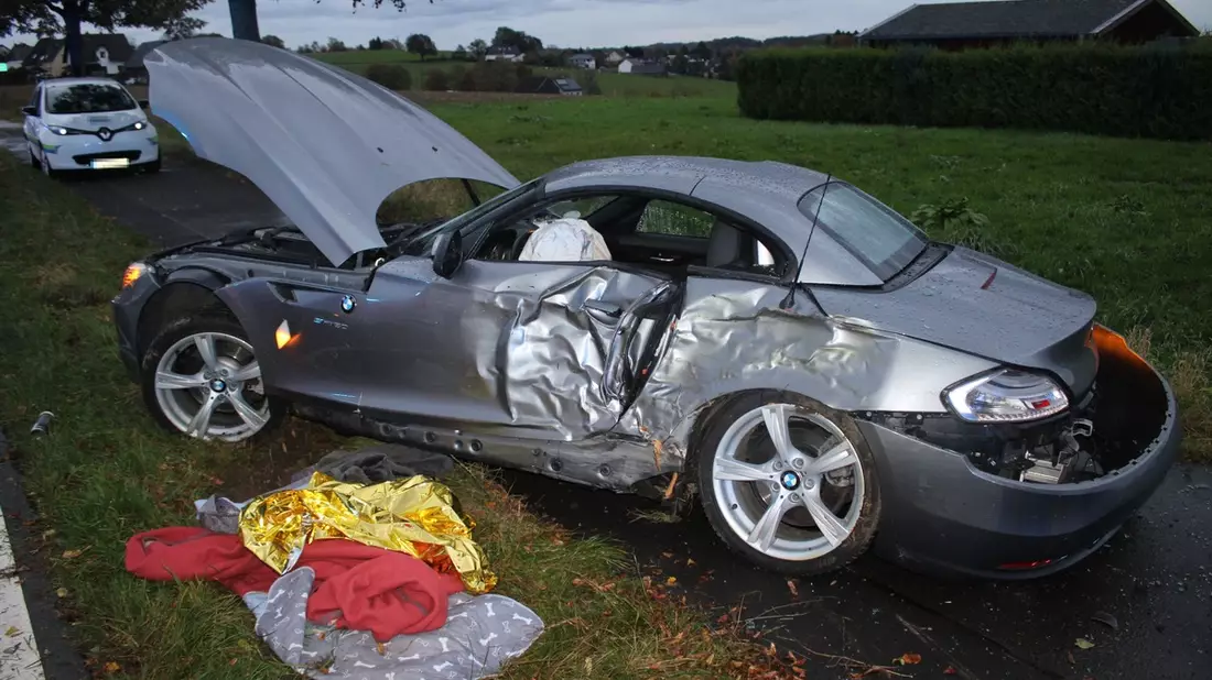 POL-RBK: Overath - BMW weicht Audi aus und gerät ins Schleudern - Fahrer schwer verletzt - Bild: presseportal.de