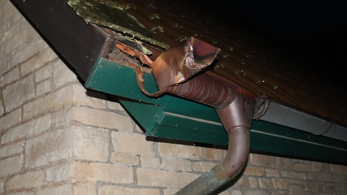 POL-HX: Dachrinne in Höxter-Bödexen angefahren - Foto: presseportal.de