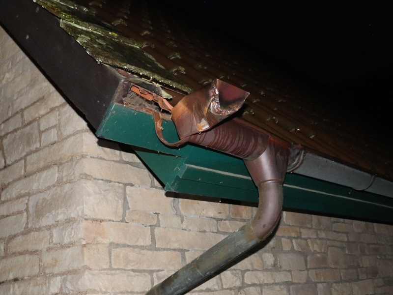 POL-HX: Dachrinne in Höxter-Bödexen angefahren - Foto: presseportal.de