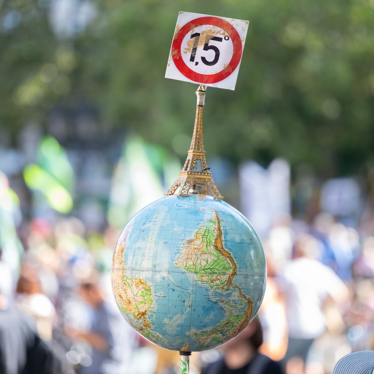 In Paris wurde das Ziel vereinbart, die Erderwärmung möglichst auf 1,5 Grad zu begrenzen im Vergleich zur vorindustriellen Zeit. - Foto: Boris Roessler/dpa