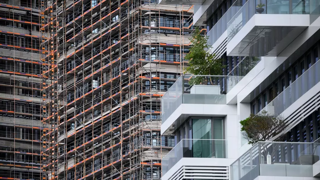 Seit dem Zinsanstieg können sich viele Menschen den Immobilienkauf nicht mehr leisten. - Bild: Bernd von Jutrczenka/dpa