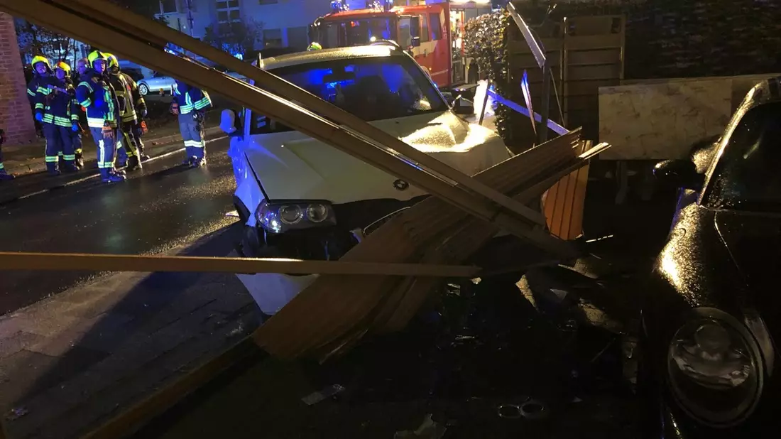 POL-NE: Zwei Verletzte und hoher Sachschaden bei Unfall in Holzheim - Bild: presseportal.de
