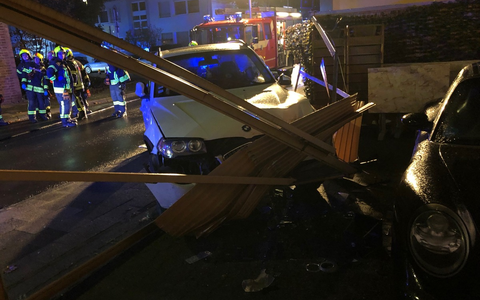 POL-NE: Zwei Verletzte und hoher Sachschaden bei Unfall in Holzheim - Foto: presseportal.de