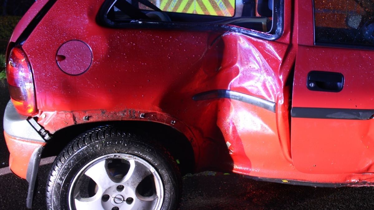 POL-MI: Auto schleudert gegen Ampelmast - Foto: presseportal.de