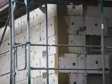 Gerüstbau für Wärmedämmung (Archiv) - Foto: über dts Nachrichtenagentur