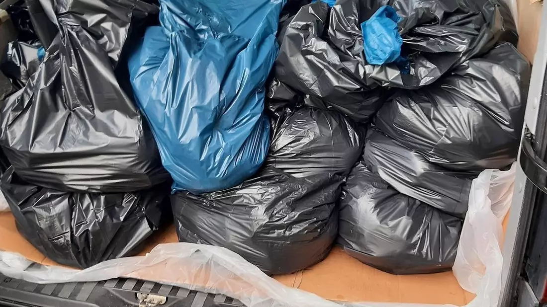 BPOL NRW: Bundespolizei zieht Transporter mit 820 kg nicht gekühlten Schafsfleischresten aus dem Verkehr - Bild: presseportal.de