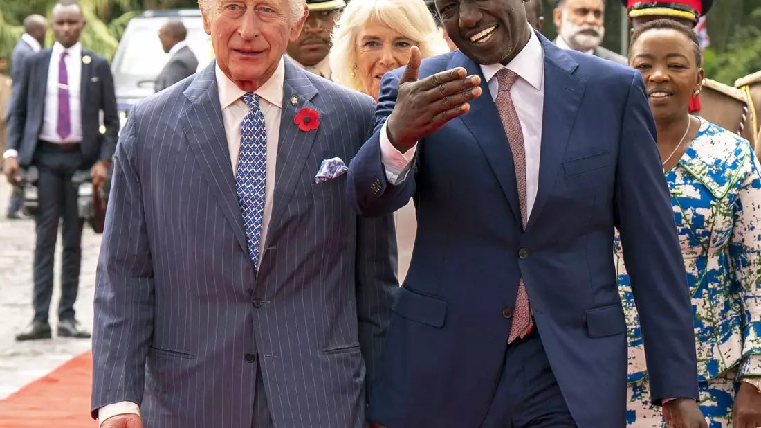 König Charles III. und Königin Camilla (hinten) mit Kenias Präsident William Ruto in Nairobi. - Bild: Arthur Edwards/The Sun/PA Wire/dpa