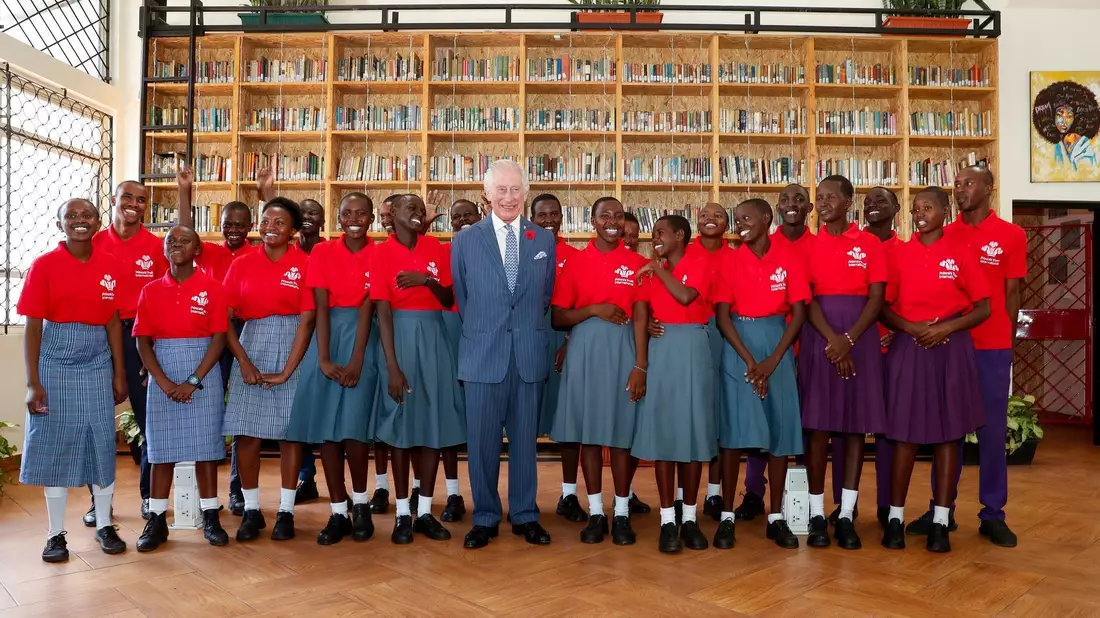 König Charles III. mit Schülern der Sekundarstufe bei seinem Besuchs in der Eastlands Library in Nairobi. - Bild: Thomas Mukoya/Reuters Pool/AP/dpa