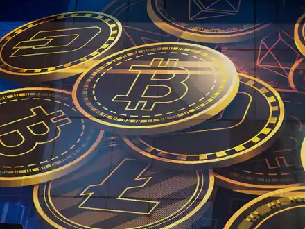 Die bekannteste Digitalwährung Bitcoin etwa hatte im Herbst 2021 ihr Allzeithoch von über 60.000 Dollar erreicht, vor einem Jahr lag der Wert eines Bitcoin dann nach dem FTX-Kollaps bei unter 17.000 Dollar. Seither hat sich der Kurs wieder in etwa verdoppelt. - Foto: Kin Cheung/AP/dpa