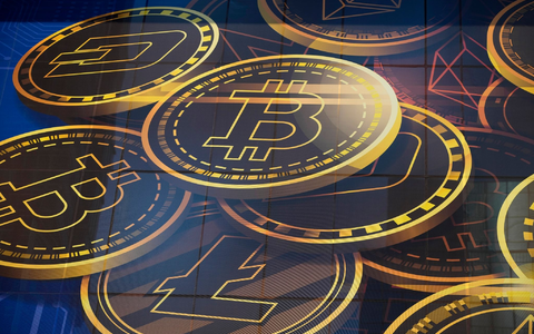 Die bekannteste Digitalwährung Bitcoin etwa hatte im Herbst 2021 ihr Allzeithoch von über 60.000 Dollar erreicht, vor einem Jahr lag der Wert eines Bitcoin dann nach dem FTX-Kollaps bei unter 17.000 Dollar. Seither hat sich der Kurs wieder in etwa verdoppelt. - Foto: Kin Cheung/AP/dpa