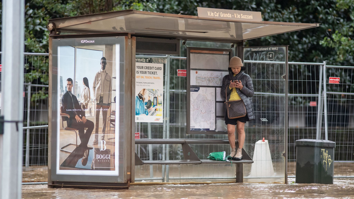 Wasser umschließt eine Bushaltestation in Mailand. - Foto: Claudio Furlan/LaPresse via ZUMA Press/dpa