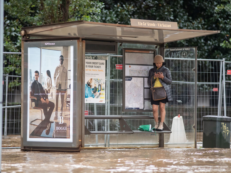 Wasser umschließt eine Bushaltestation in Mailand. - Foto: Claudio Furlan/LaPresse via ZUMA Press/dpa