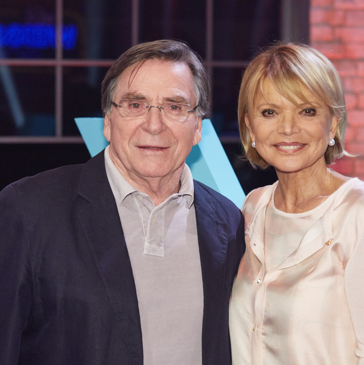 Elmar Wepper und Uschi Glas vor der Aufzeichnung der Quizshow «Wer weiß denn sowas? XXL» 2016. - Foto: Georg Wendt/dpa