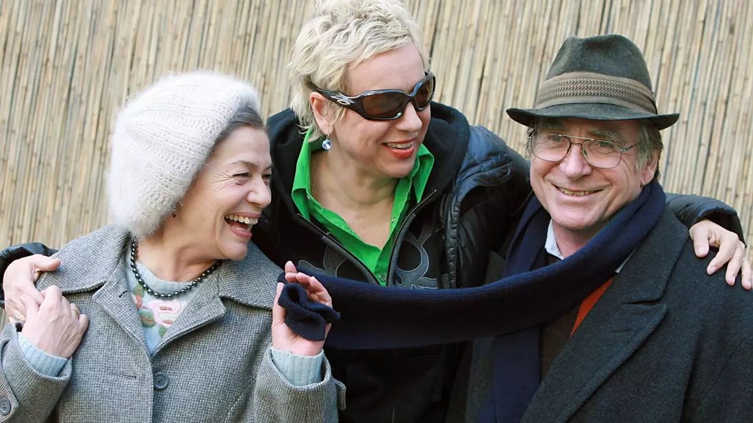 Hannelore Elsner (l-r) als Trudi,  Regisseurin Doris Dörrie und Elmar Wepper als Rudi am Rande von Dreharbeiten für den Film «Kirschblüten - Hanami». - Bild: Jens Kalaene/dpa-Zentralbild/dpa