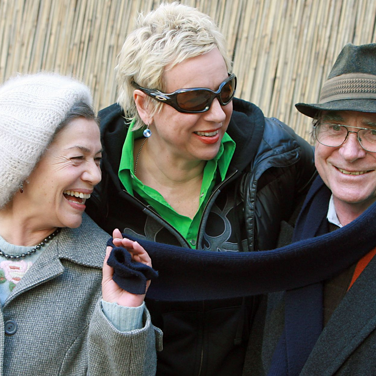 Hannelore Elsner (l-r) als Trudi,  Regisseurin Doris Dörrie und Elmar Wepper als Rudi am Rande von Dreharbeiten für den Film «Kirschblüten - Hanami». - Foto: Jens Kalaene/dpa-Zentralbild/dpa