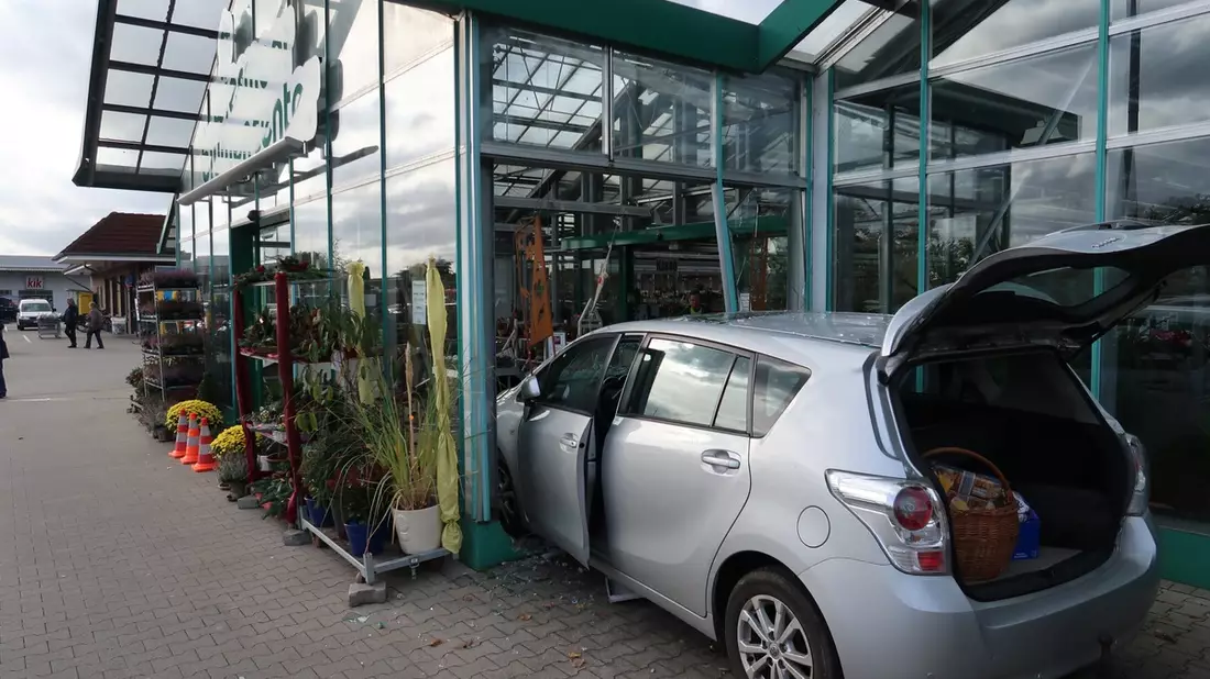 POL-DEL: Landkreis Oldenburg: Fahrzeugführer fährt mit Pkw in Wardenburger Blumencenter (mit Bild) - Bild: presseportal.de