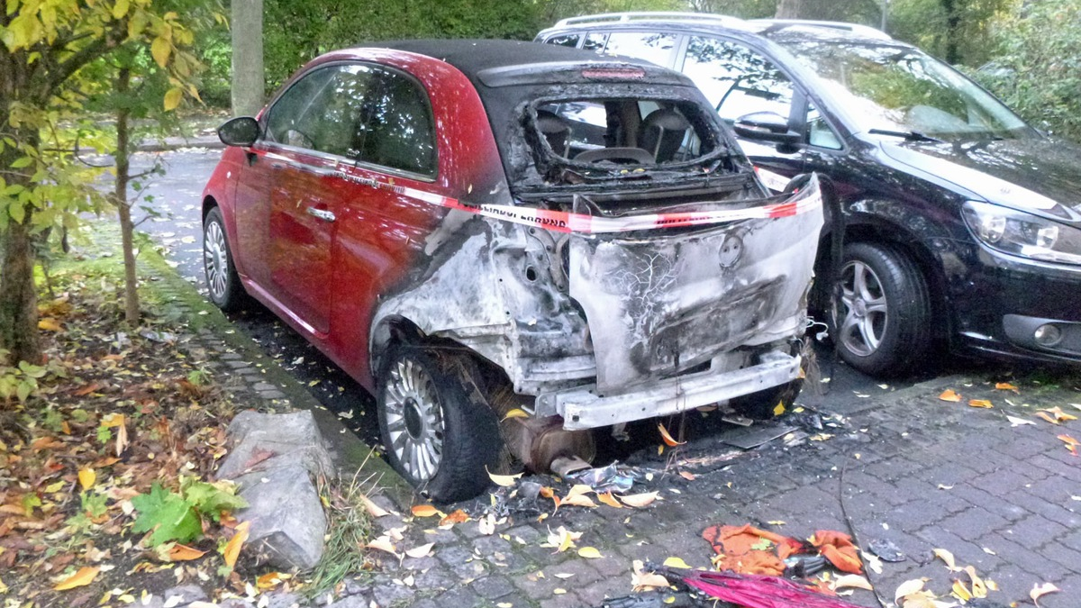 POL-KS: Fiat 500 in Brand gesetzt und mehrere Kennzeichen besprüht: Zeugen in Berlepschstraße gesucht - Foto: presseportal.de