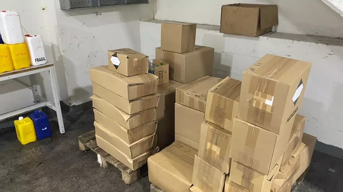 ZOLL-E: Staatsanwaltschaft Wuppertal - Zollfahndung Essen heben illegale Shisha-Tabak Produktion in Remscheid aus - 3 Festnahmen - 700 kg illegaler Wasserpfeifentabak - Bild: presseportal.de