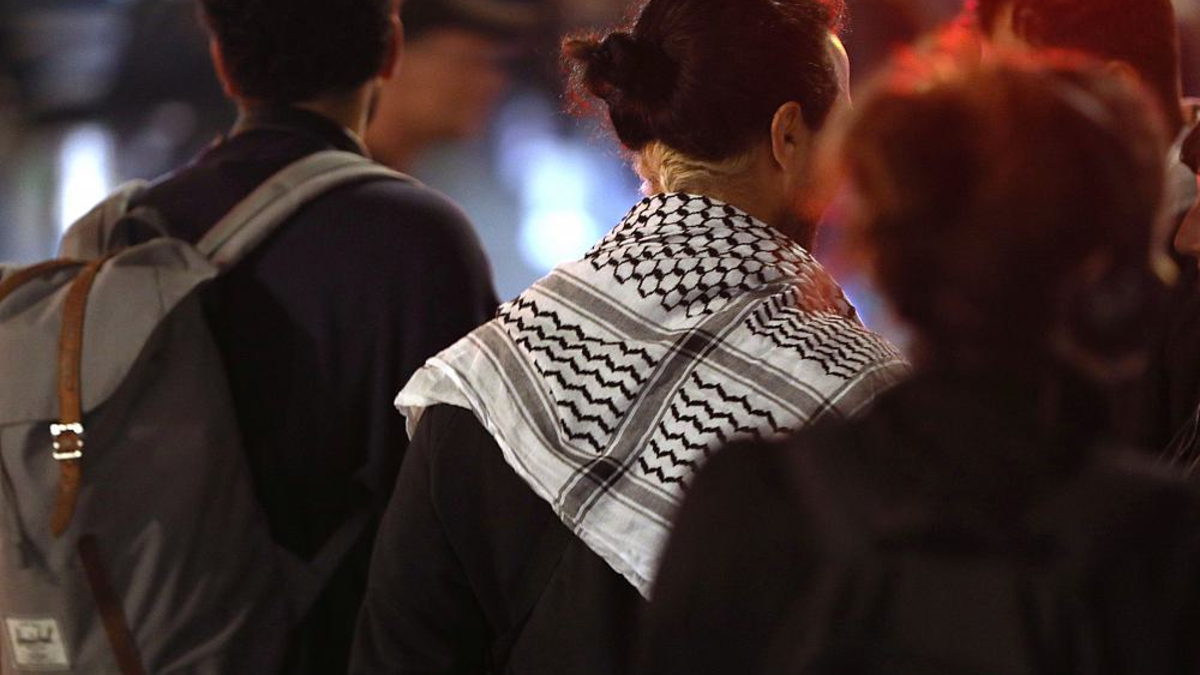 Mann bei Demo in Berlin-Neukölln (Archiv) - Foto: über dts Nachrichtenagentur