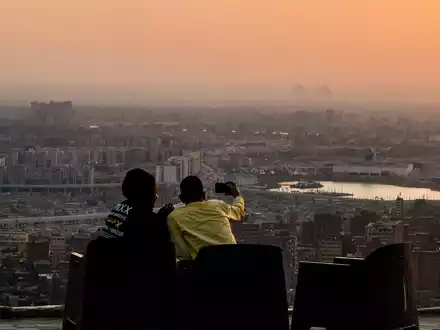 Zwei Personen genießen den Sonnenuntergang in Kairo. Ägypten nimmt eine wichtige Vermittler-Rolle zwischen Israel und der Hamas ein. - Foto: Wu Huiwo/XinHua/dpa