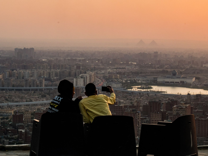Zwei Personen genießen den Sonnenuntergang in Kairo. Ägypten nimmt eine wichtige Vermittler-Rolle zwischen Israel und der Hamas ein. - Foto: Wu Huiwo/XinHua/dpa