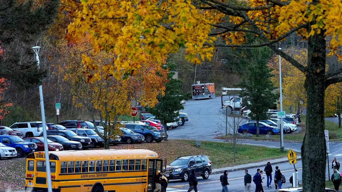 Schüler kehren nach der Bluttat am 25. Oktober 2023 zurück an die Schule in Lewiston. - Bild: Matt York/AP/dpa