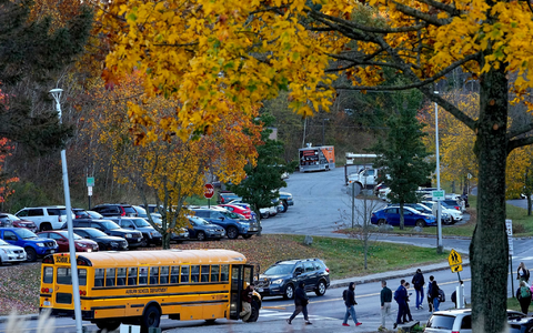 Schüler kehren nach der Bluttat am 25. Oktober 2023 zurück an die Schule in Lewiston. - Foto: Matt York/AP/dpa
