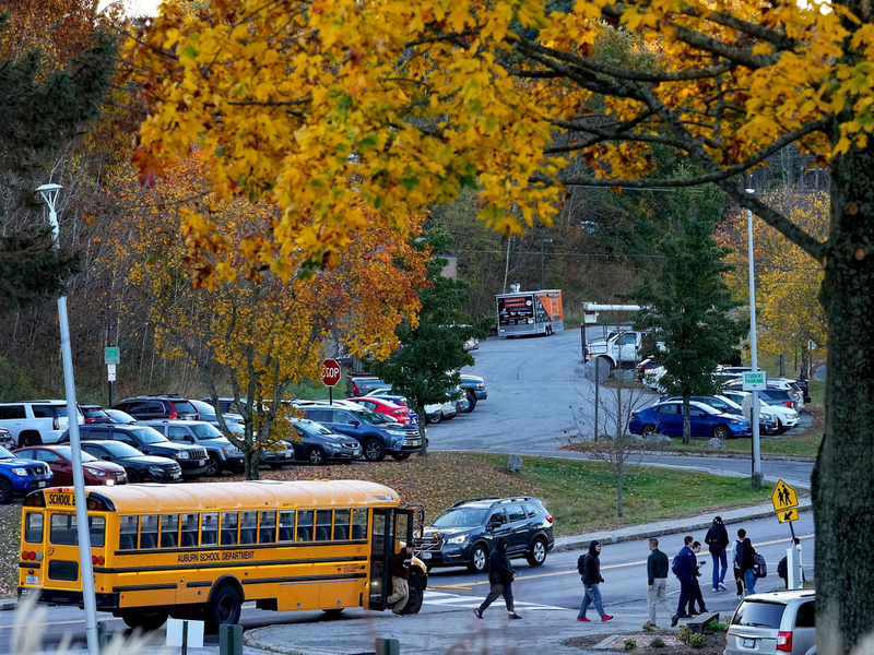 Schüler kehren nach der Bluttat am 25. Oktober 2023 zurück an die Schule in Lewiston. - Foto: Matt York/AP/dpa