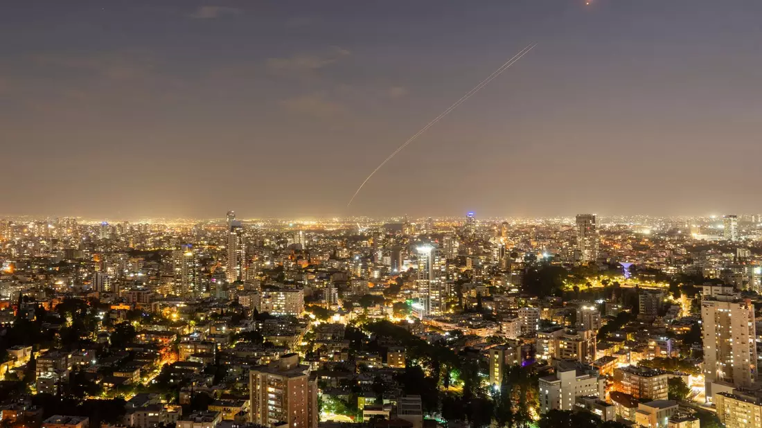 Das israelische Luftabwehrsystem Iron Dome feuert, um eine aus dem Gazastreifen abgefeuerte Rakete abzufangen. - Bild: Oded Balilty/AP/dpa