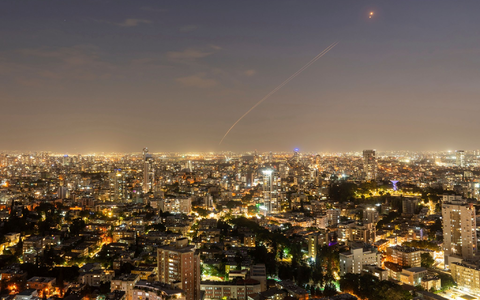 Das israelische Luftabwehrsystem Iron Dome feuert, um eine aus dem Gazastreifen abgefeuerte Rakete abzufangen. - Foto: Oded Balilty/AP/dpa Das israelische Luftabwehrsystem Iron Dome feuert, um eine aus dem Gazastreifen abgefeuerte Rakete abzufangen. - Foto: Oded Balilty/AP/dpa
