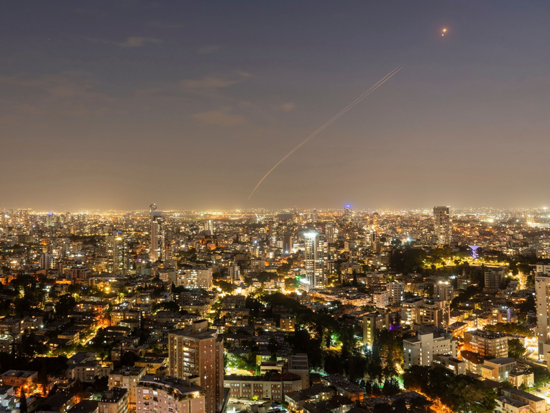 Das israelische Luftabwehrsystem Iron Dome feuert, um eine aus dem Gazastreifen abgefeuerte Rakete abzufangen. - Foto: Oded Balilty/AP/dpa