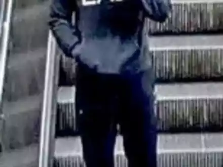 POL-F: 231031 - 2018 Frankfurt-Innenstadt: Fahndungsaufruf - Polizei veröffentlicht Material der Videoüberwachung nach Feststellung einer Handgranate - Foto: presseportal.de