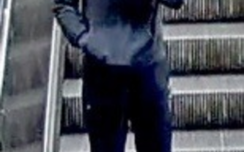 POL-F: 231031 - 2018 Frankfurt-Innenstadt: Fahndungsaufruf - Polizei veröffentlicht Material der Videoüberwachung nach Feststellung einer Handgranate - Foto: presseportal.de