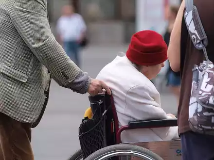 Seniorin im Rollstuhl (Archiv) - Foto: über dts Nachrichtenagentur